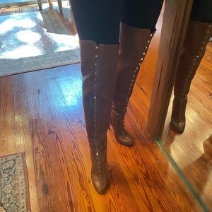 Rockstud pebbles cognac over the knee
